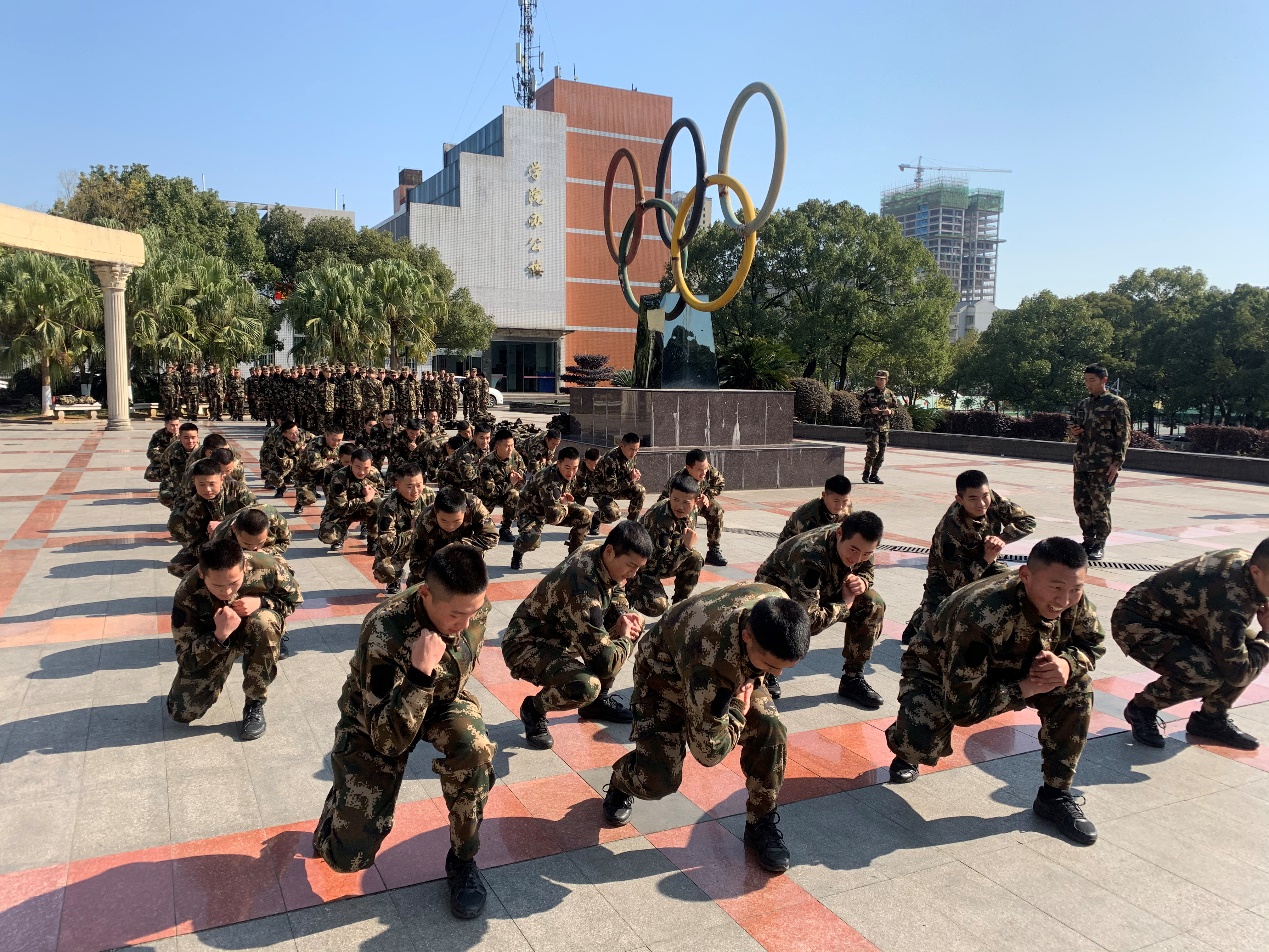 军事考核士官学院举行对我院学生擒敌拳与匕首操考核